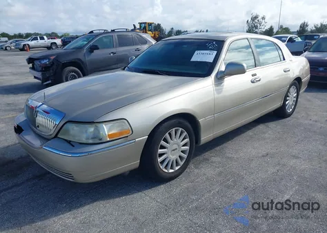 2005 Lincoln Town Car Signature Limited z USA, uszkodzony, nr VIN 1LNHM82W15Y659801